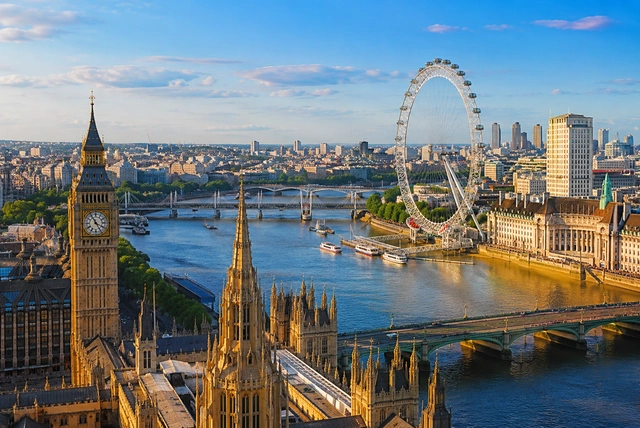 Best Places to Visit in Central London Visitors exploring famous places to visit in central london including Big Ben and the London Eye