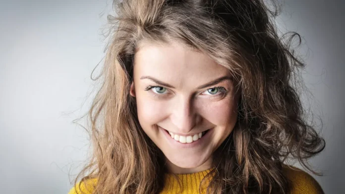 Woman with natural hair, anti frizz hair products guide