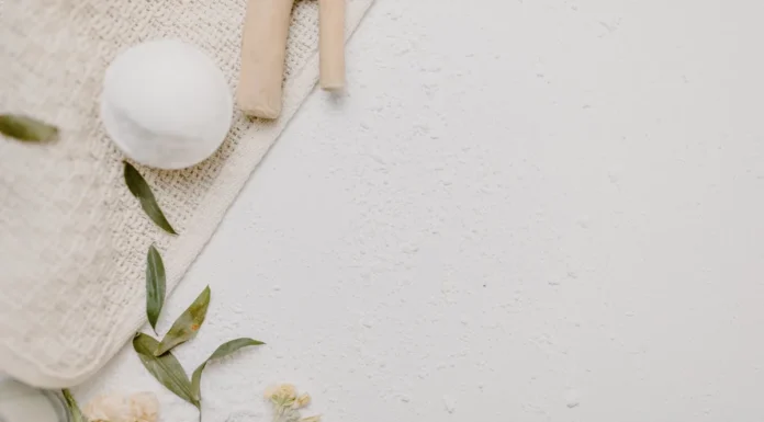 Bath Soaks: Salts, Oils and Bath Bombs Compared A relaxing bath set with a bath bomb and salts