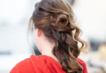 Bridal Hair: Trials, Extensions and Humidity-Proofing Elegant bridal hairstyle with curls