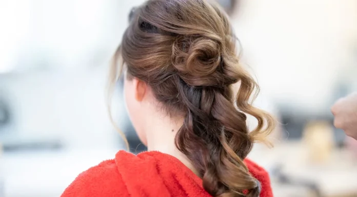 Bridal Hair: Trials, Extensions and Humidity-Proofing Elegant bridal hairstyle with curls