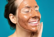 Clay Masks: Bentonite vs Kaolin vs Charcoal for Oily Skin Woman with a clay mud face mask