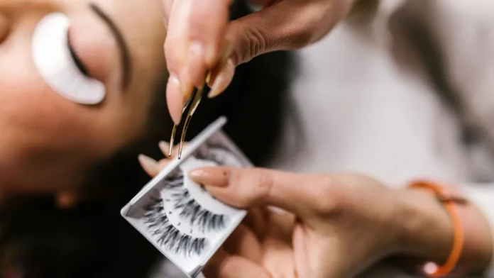 Applying false eyelashes to the eye