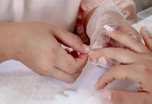 Gel Nails at Home: Application, Curing and Safe Removal Applying a gel manicure at a nail salon