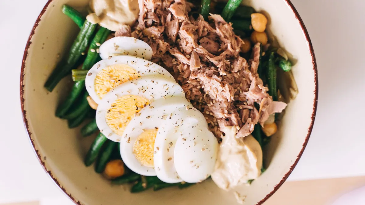 Protein-rich meal with eggs, fish and vegetables