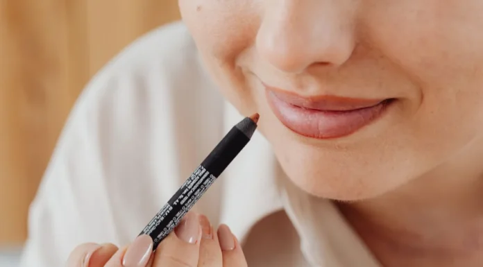 Lip Liner: Shaping, Overlining and Shade Pairing Woman applying lip liner, close-up