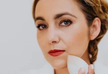 Makeup Sponges vs Silicone Applicators: Finish and Hygiene Woman applying makeup with a sponge