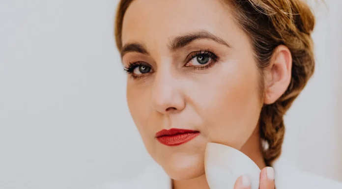 Makeup Sponges vs Silicone Applicators: Finish and Hygiene Woman applying makeup with a sponge