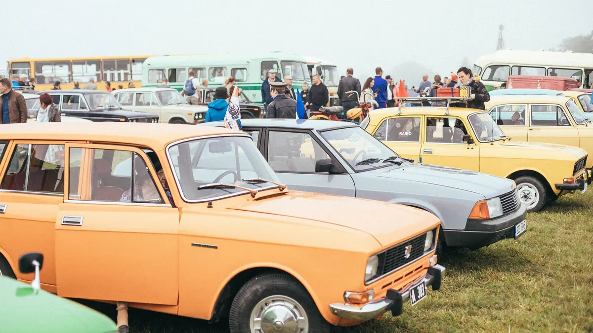 Crowd browsing vintage cars at an outdoor show