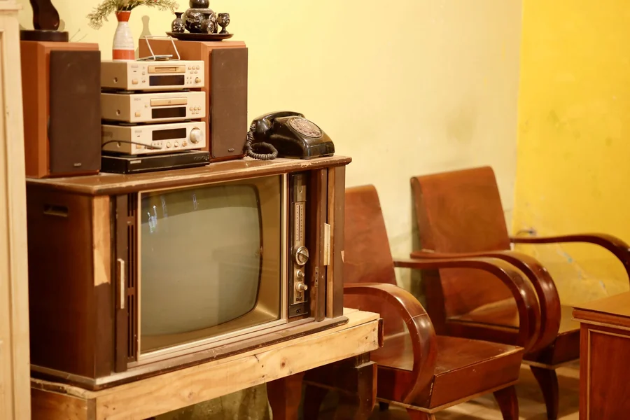 Pam Dawber net worth - nostalgic living room with a vintage TV and turntable