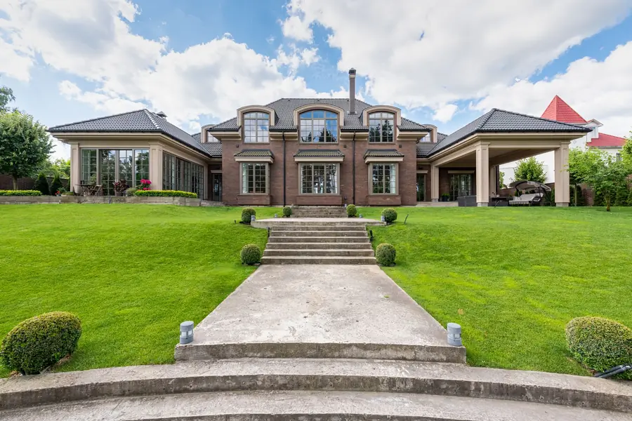 Taylor Swift net worth - elegant mansion with a landscaped garden